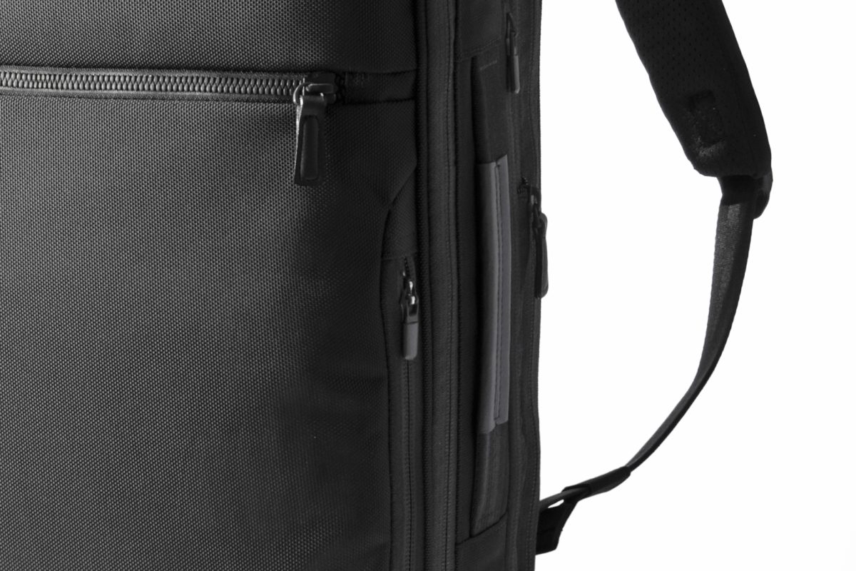 網棚に上げ下げする際に便利な「サイドハンドル」