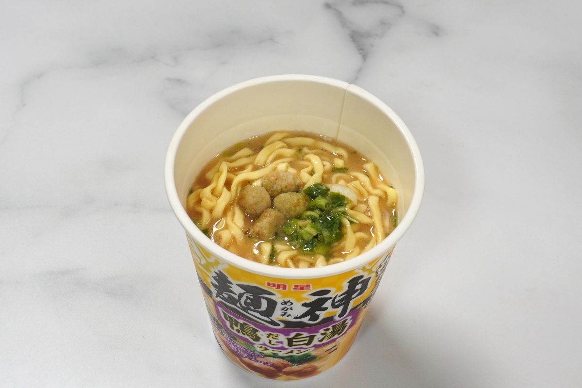 明星食品 明星 麺神カップ 鴨だし白湯ラーメン