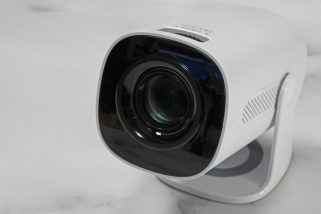 【ニトリ】3ヶ月待ちの「9,990円プロジェクター」がついに在庫復活！天井投影もできる“神コスパ”家電をガチレビュー