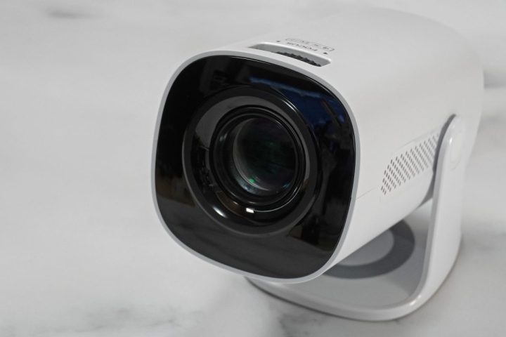 【ニトリ】3ヶ月待ちの「9,990円プロジェクター」がついに在庫復活!天井投影もできる“神コスパ”家電をガチレビュー