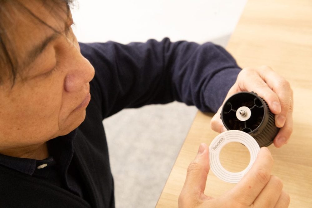 その日の気分や豆に合わせ、理想の挽き目に仕上げて味を追求できるプロ仕様レベルの36段階で調整可能