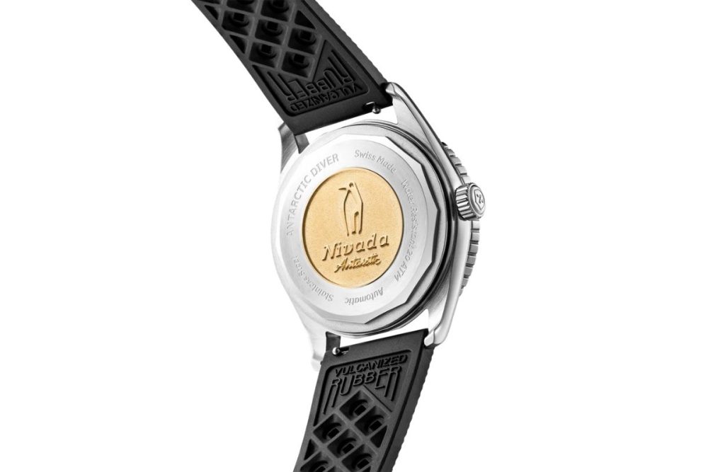 ケースバックには、アンタークティックコレクションの象徴であるペンギンモチーフとゴールドメダリオンを刻印