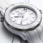 【冬季五輪を称える限定品】オメガ「シーマスター ダイバー300M」のスペシャルピースは雪原を彷彿とさせるホワイトセラミックの自動巻！