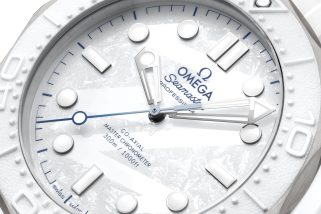 【オメガの五輪限定】雪原のような“白”が美しすぎる。「シーマスター ダイバー300M」記念モデルが傑作の予感