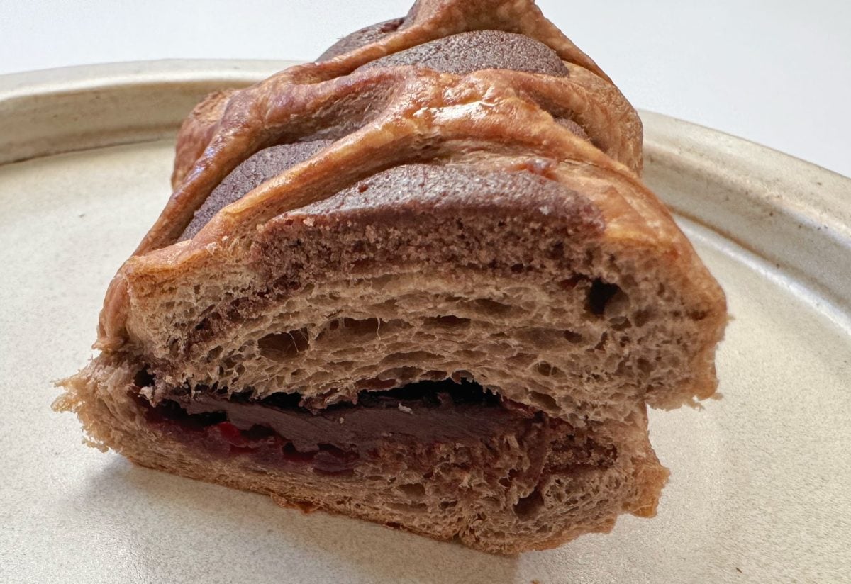 ラズベリージャムは、中にサンドされているコクのあるチョコクリームとも相性抜群