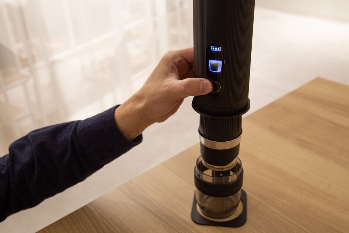 充電式ポータブルマシンだから、どこにだって持ち運べ、時間や手間を短縮し、ワンタッチでドリップコーヒーが楽しめるんです