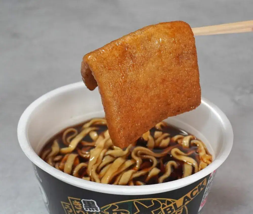 第3位　「このカップ麺、激うま」見た目は最恐、味は最高!? 日清“ブラック”3種食べ比べ【1位は濃厚醤油と黒胡椒でウマさ倍増】