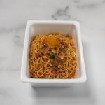 ペヤング すき焼き風やきそば／卵黄ソースはねっとりとした質感で、麺に染み込まず、しっかりと麺の上で卵の黄身っぽい存在感を発揮しています