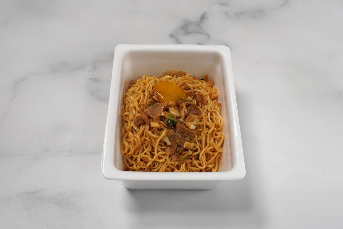 ペヤング すき焼き風やきそば／卵黄ソースはねっとりとした質感で、麺に染み込まず、しっかりと麺の上で卵の黄身っぽい存在感を発揮しています