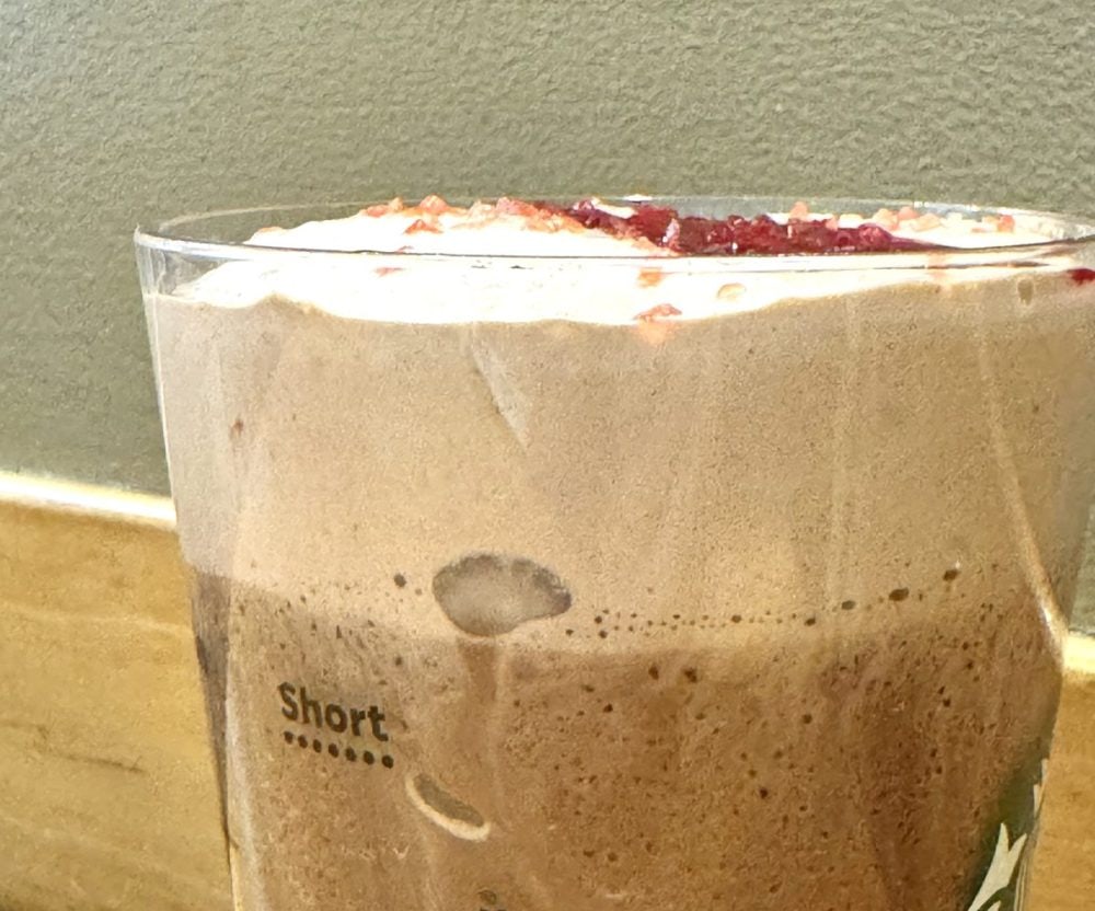 スターバックスコーヒー
『カカオ ＆ ストロベリー ムース フラペチーノ』
