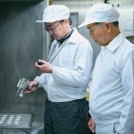 琺瑯ダイヤルは、琺瑯職人の横澤満氏の監修のもと、横澤氏の技術を継承する内山和則氏の見識、技術が融合して完成したもの