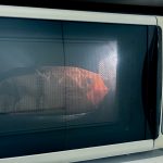 畳んだ状態のまま「UP」と書いてある面を上にしてレンチンするだけ！　袋が膨らみコーンのはじける音が途切れてきたらできあがり