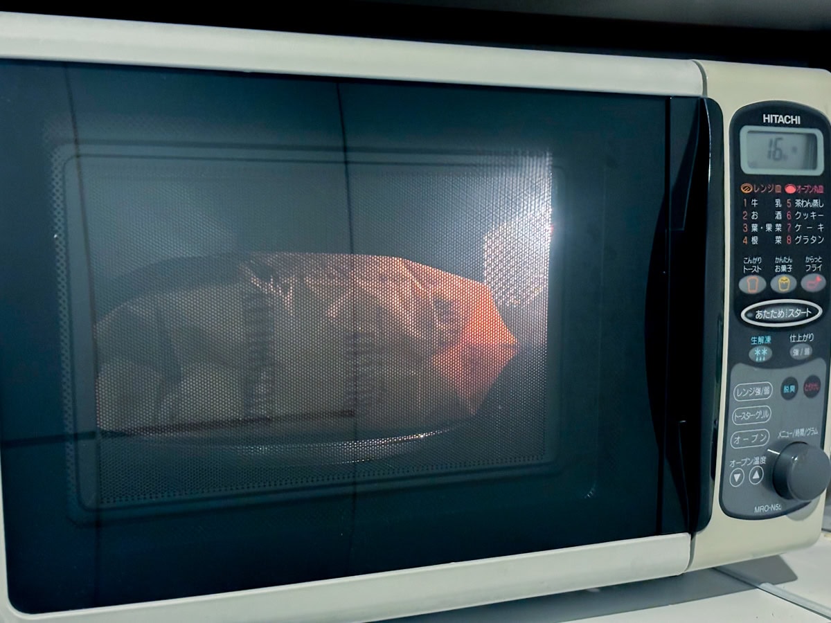 畳んだ状態のまま「UP」と書いてある面を上にしてレンチンするだけ! 袋が膨らみコーンのはじける音が途切れてきたらできあがり