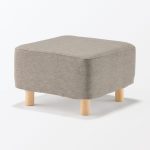 無印良品「脚付スツール」¥12,900/約幅60×奥行60×高さ25㎝