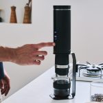 バリスタがハンドドリップしたような本格的な一杯を味わえる充電式全自動コーヒーメーカー「REVONIA」の一般販売価格は33,000円