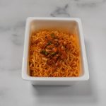 ペヤング キムチ鍋風やきそば／具材のキムチの食感と豆腐の柔らかい食感の対比も面白く、最後まで一気に満足感高めで食べられました