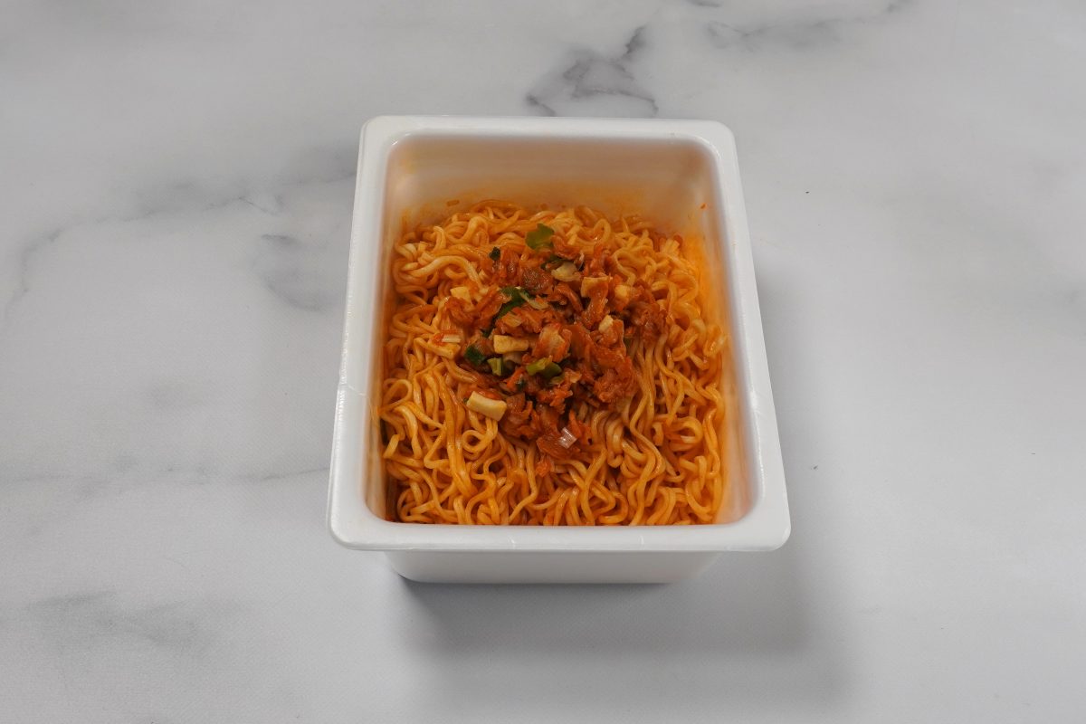 ペヤング キムチ鍋風やきそば／具材のキムチの食感と豆腐の柔らかい食感の対比も面白く、最後まで一気に満足感高めで食べられました