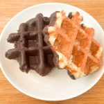 チョコレートが本場のベルギー産ワッフルゆえに、ワッフルの片面にチョコレートがたっぷりかかっています