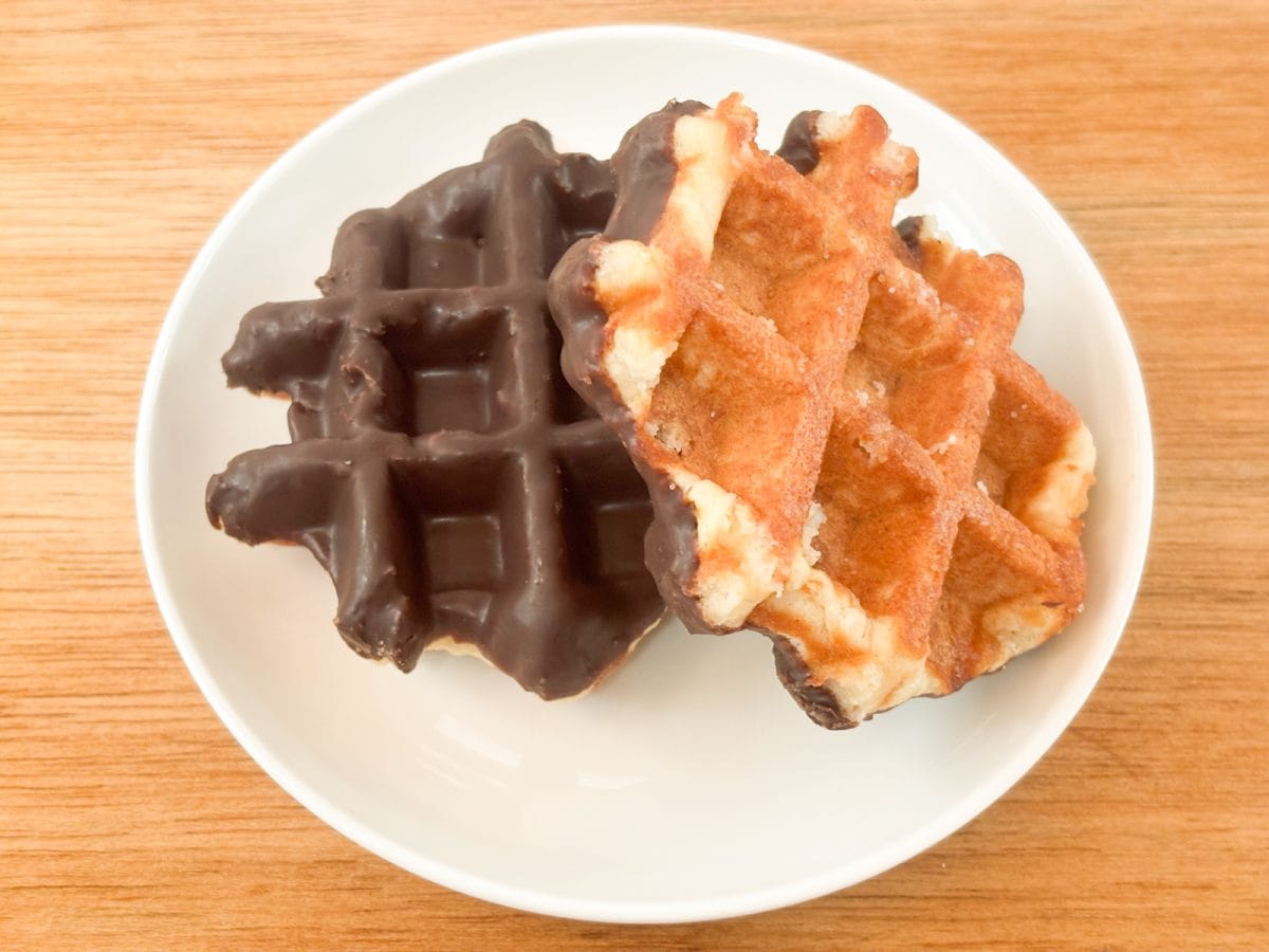 チョコレートが本場のベルギー産ワッフルゆえに、ワッフルの片面にチョコレートがたっぷりかかっています