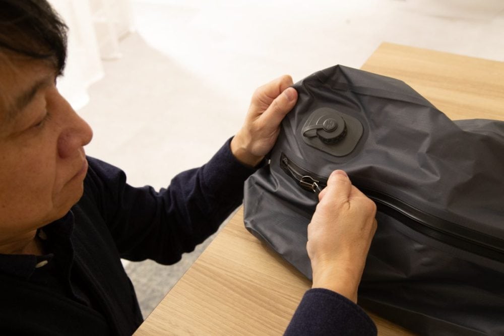 強く引っ張っても破れにくい、アウトドアレベルの高耐久。重い荷物を入れても型崩れしにくく、長く使用できそうです