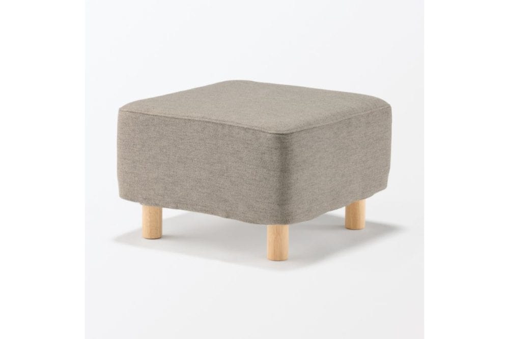 無印良品「脚付スツール」¥12,900/約幅60×奥行60×高さ25㎝