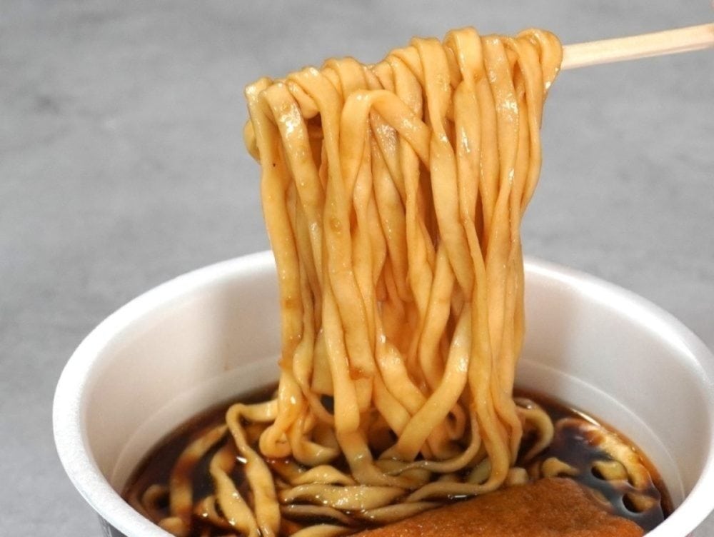 第3位　「このカップ麺、激うま」見た目は最恐、味は最高!? 日清“ブラック”3種食べ比べ【1位は濃厚醤油と黒胡椒でウマさ倍増】