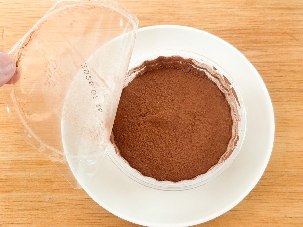 個人的には解凍したときよりも冷凍のままの方が、ココアパウダー・チョコムース・チョコレートソースの３層のおいしさをバランスよく楽しめました