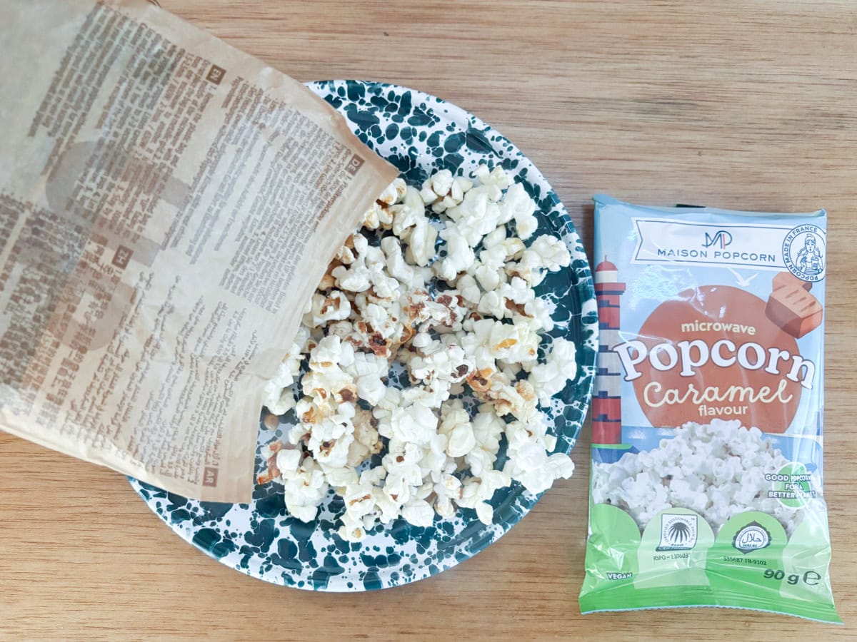 ポップコーン袋が膨らみ始めるとキャラメルの甘い香りが漂ってきます