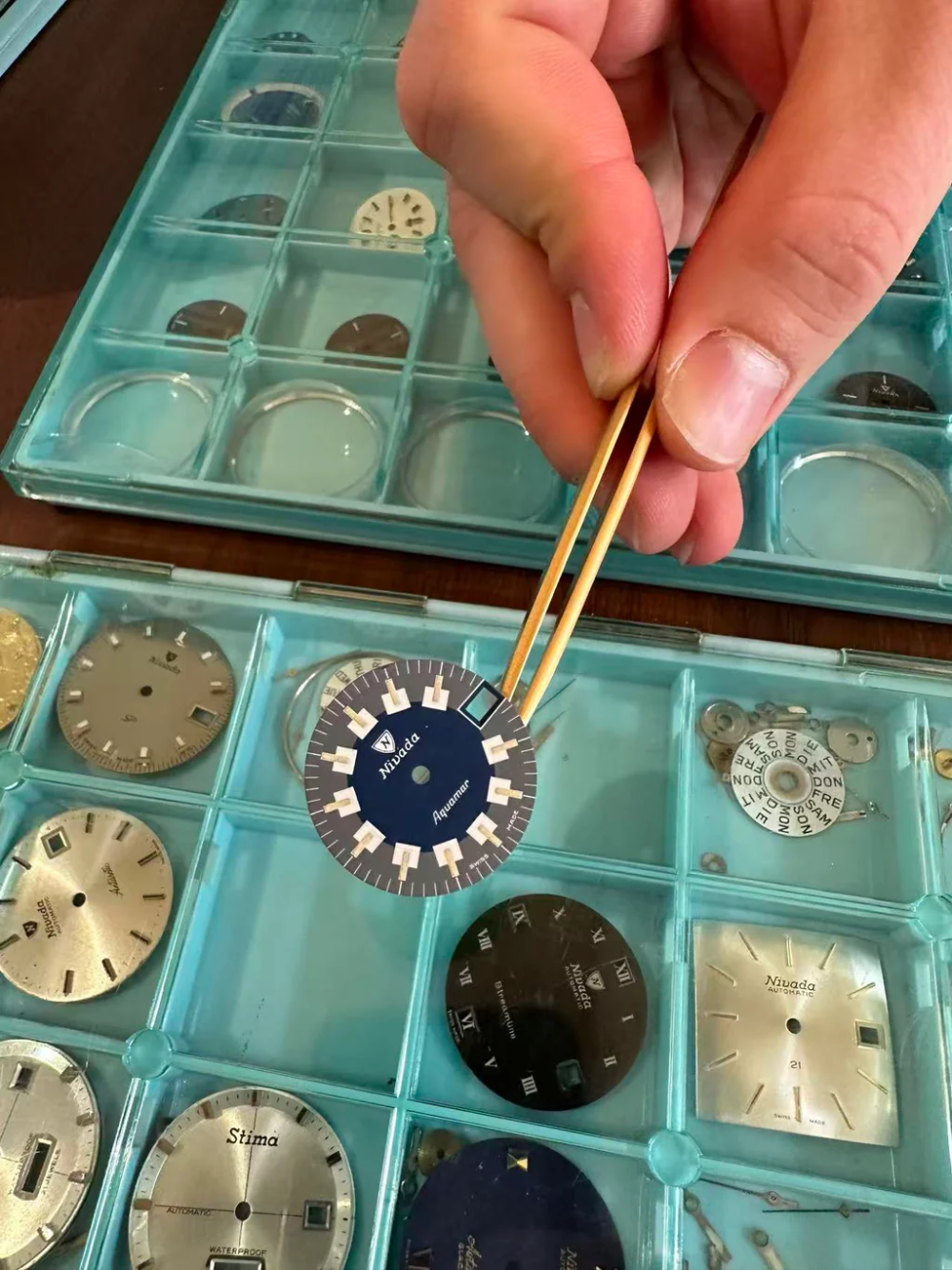 レクターでありニバダ・グレンヒェンの再興の立役者であるギヨーム・ライデ氏が、CENIC社のアーカイブの中から発見した、数十年もの間眠っていたヴィンテージ文字盤をもとにデザイ