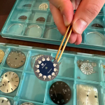 レクターでありニバダ・グレンヒェンの再興の立役者であるギヨーム・ライデ氏が、CENIC社のアーカイブの中から発見した、数十年もの間眠っていたヴィンテージ文字盤をもとにデザイ