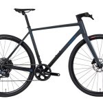 ワイヤー類のほぼ全てを自転車のフレーム（車体）内部に通して収納することで変速機のあるクロスバイクとしては他に類を見ないほどスマートなフォルムを実現