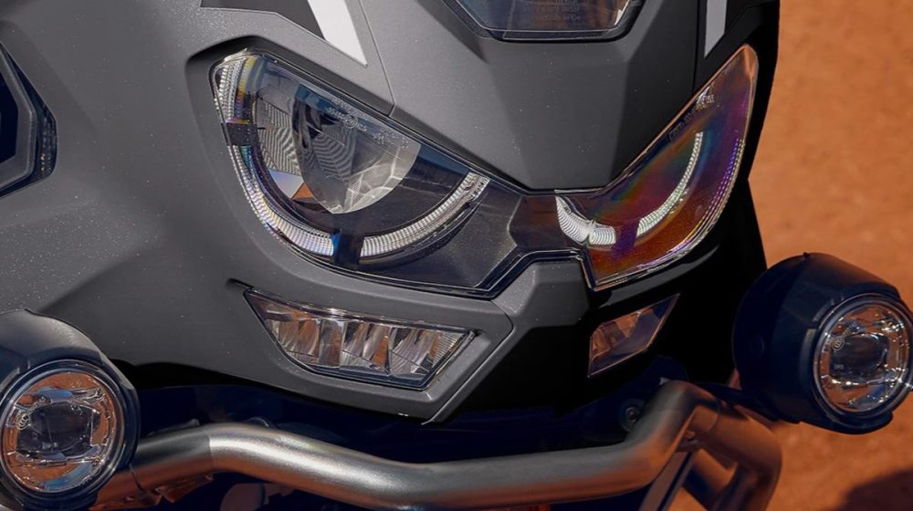 走行時やコーナリング時にバンク角に応じて3段階で切り替わるスマートなコーナリングライト