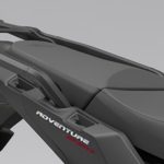 オプションのトップボックスに対応したアルミ製のリヤキャリア