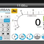 ライダーがライディングに集中しつつ、しっかりと情報を確認することを可能にする大型のタッチパネル式液晶メーター