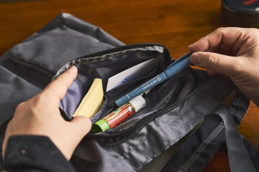 ポストイットや名刺、ペン類などのサッと取り出したい文房具も入る