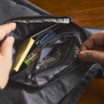 ジップポケットにはクリップなどの細々したものを