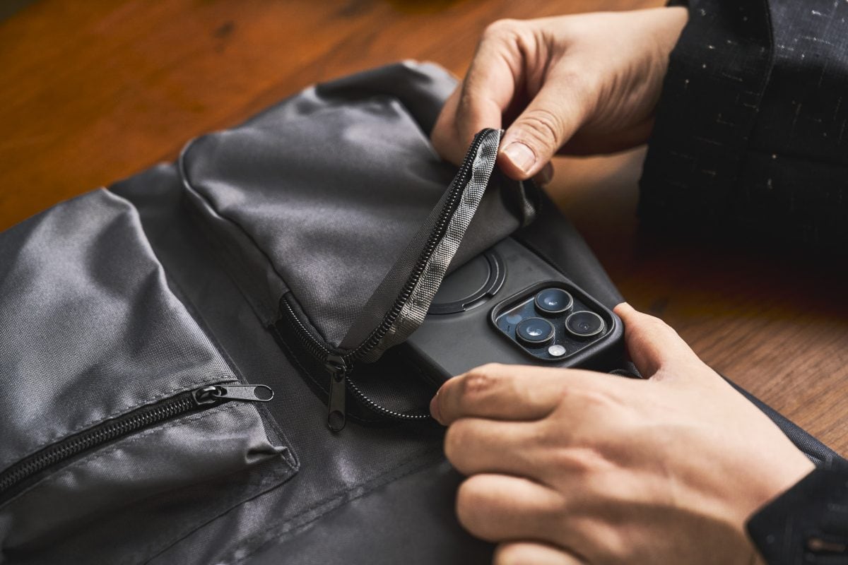 スマホがすっぽりと収まる右下のポケット