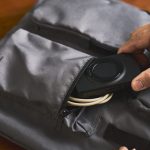 左下のポケットにはバッテリーやケーブルも入る