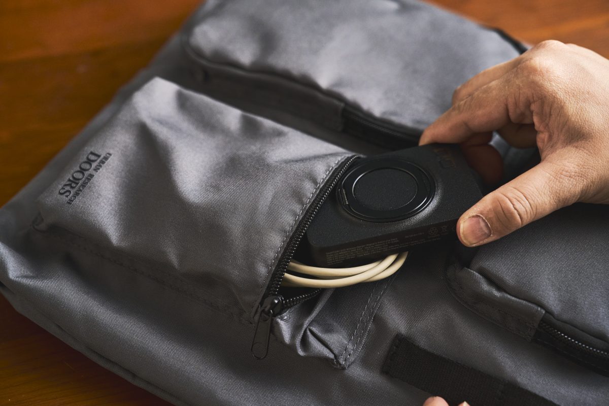 左下のポケットにはバッテリーやケーブルも入る