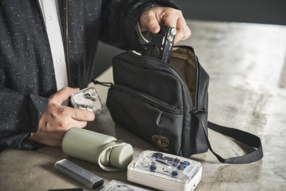 手荷物を全て入れても余裕があるのに、コンパクトさをキープしているという、なんとも不思議な魅力を持ったバッグ