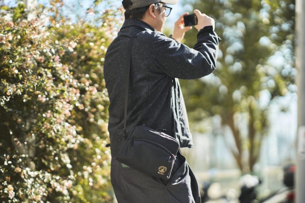 ブラックボディにゴールドロゴもさりげなく、都会的な印象