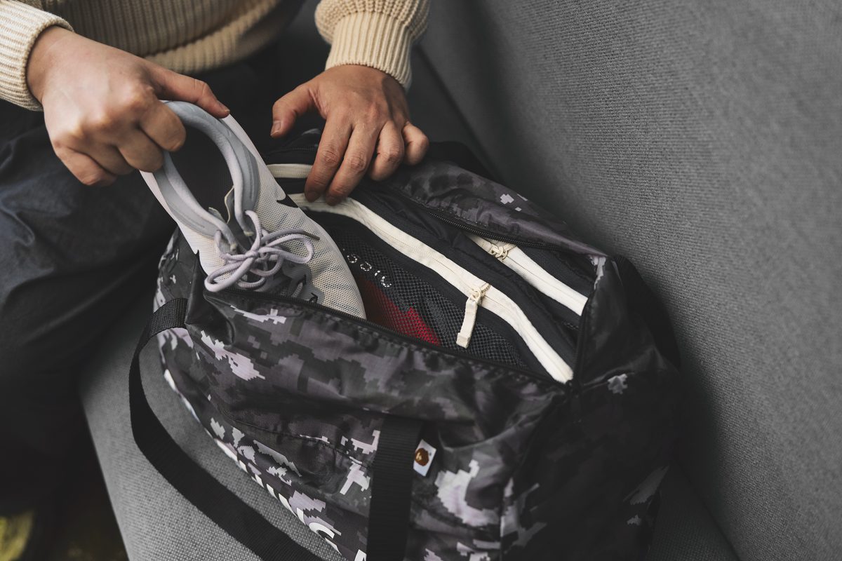 ウェアはもちろん、トレーニングシューズまでスッポリと収納できる