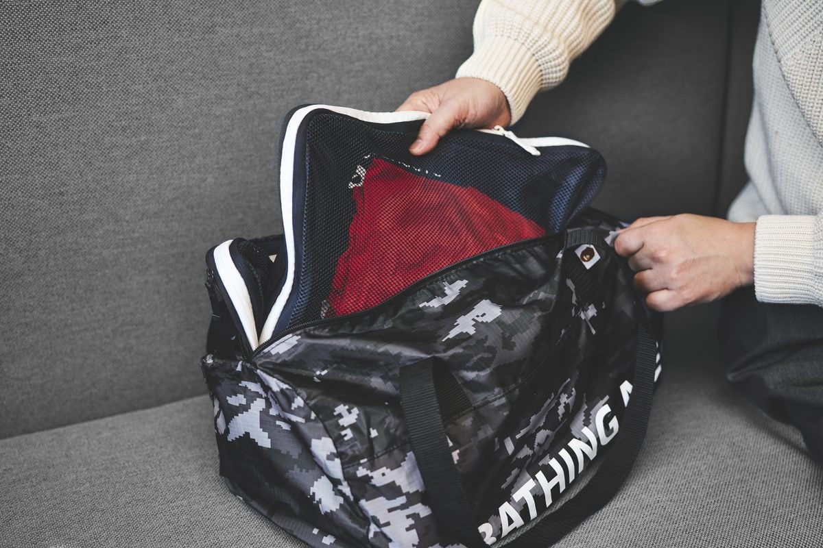 バックパックより荷物の出し入れがラクで、モノが探しやすい