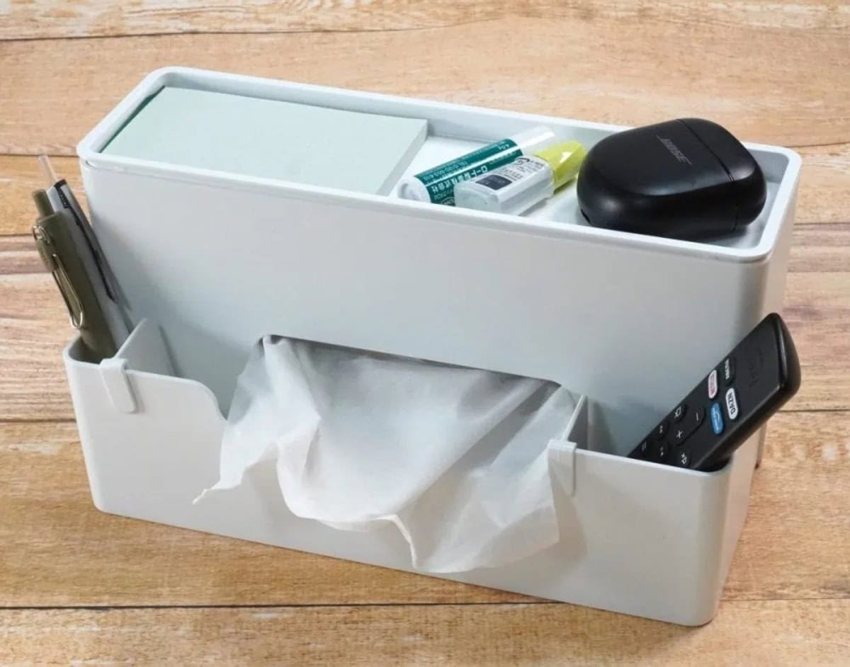 第3位　【999円で机が劇的スッキリ】ニトリの「多機能ティッシュケース」が優秀すぎる！ 散らかる小物を&ldquo;全回収&rdquo;した正直レビュー