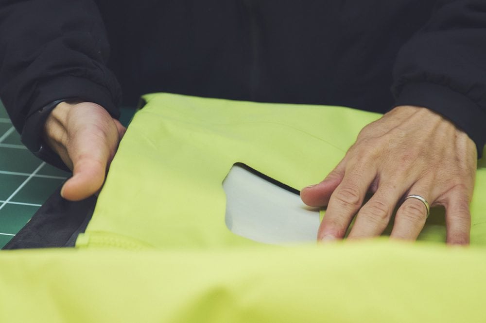 プレス機を使って該当部分を台形にカット