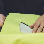 プレス機を使って該当部分を台形にカット