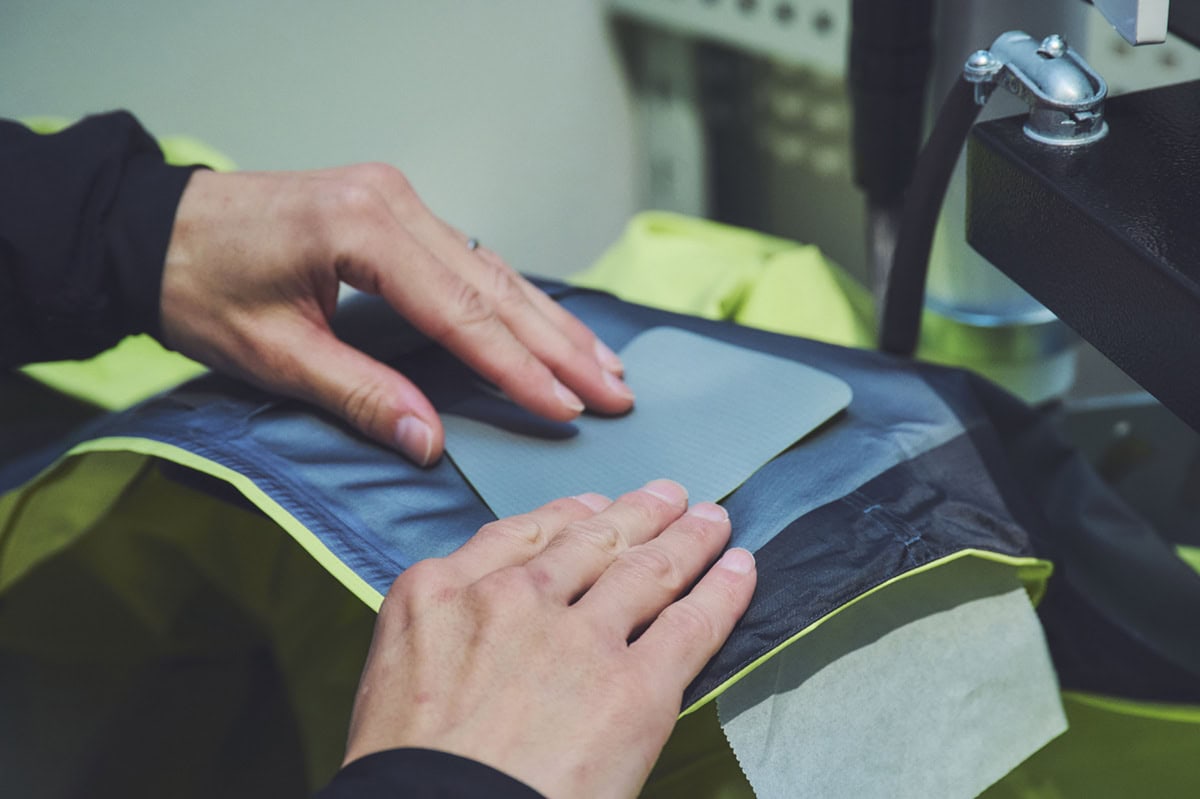 補修生地を当て