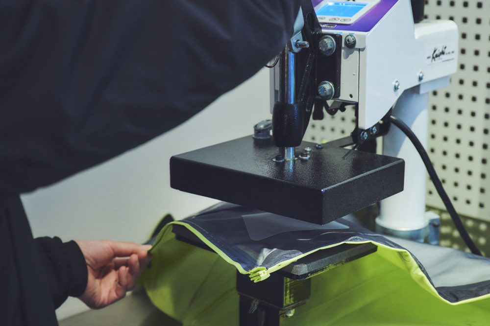 プレス機を使って、熱圧着