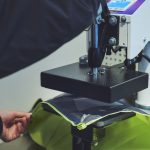 プレス機を使って、熱圧着