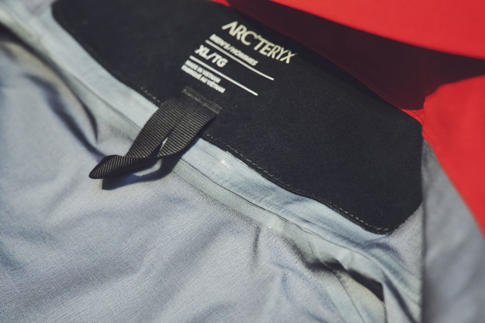 付着した皮脂などの汚れにより、シームテープの剥がれや裏地とメンブレンの剥離が起き、本来の製品機能が損う原因に